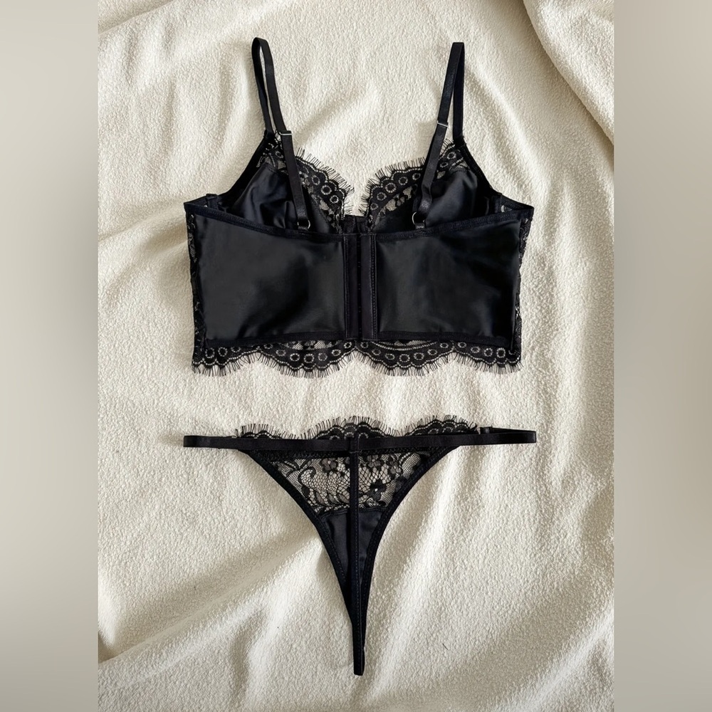 New sexy women’s lingerie set, underwire bustier and thong in black lace​​ - Picture 3 of 7